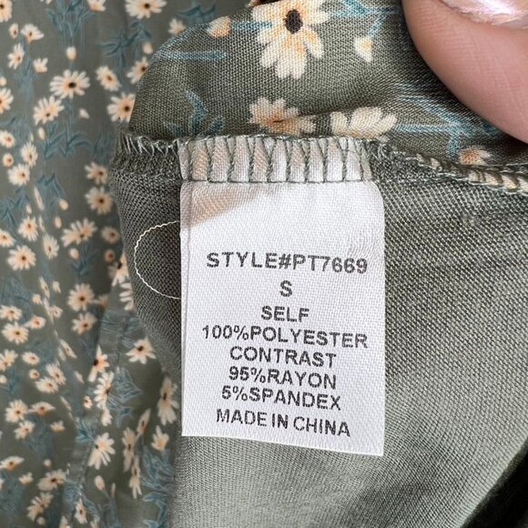 Papermoon Green Daisy Print V-Neck Top With Button-Back Detail Small NWT - Picture 3 of 5